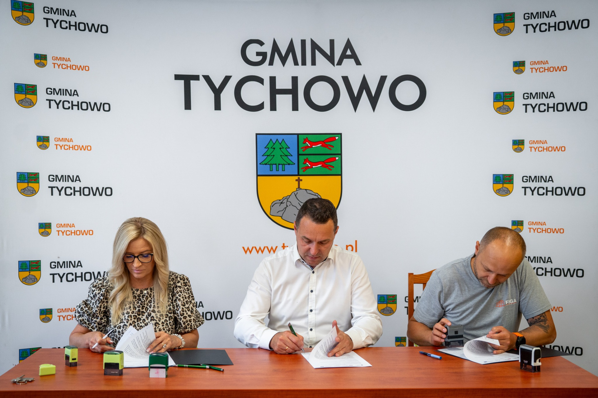 Na zdjęciu Burmistrz Tychowa Robert Falana, Skarbnik Gminy Beaty Sempołowicz oraz Wykonawca Grzegorz Strzelecki.– Pracownia projektowa 