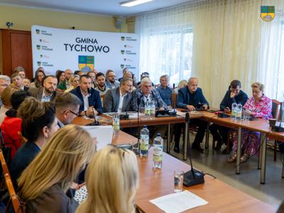 Na zdjęciu Radni Rady Miejskiej w Tychowie oraz Starosta Powiatu Białogardzkiego, Rady Powiatu Białogardzkiego oraz zaproszeni goście