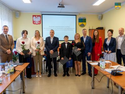 Na zdjęciu absolwenci Szkoły Podstawowej w Dobrowie, otrzymują nagrody.