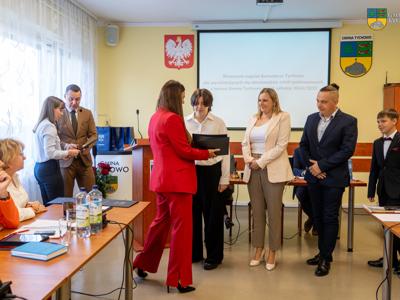 Zdjęcie wykonano podczas XvI Sesji Rady Miejskiej w Tychowie. Wręczenie nagród dla absolwentów Szkoły Podstawowej w Tychowie.
