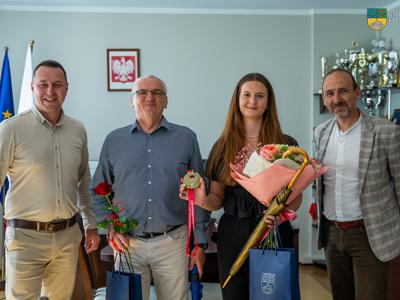 Na zdjęciu Burmistrz Tychowa Robert Falana, Zastępca Burmistrza Jacek Marcinkowski, Małgorzata Maślak-Glugla oraz trener Józef Grabarczyk