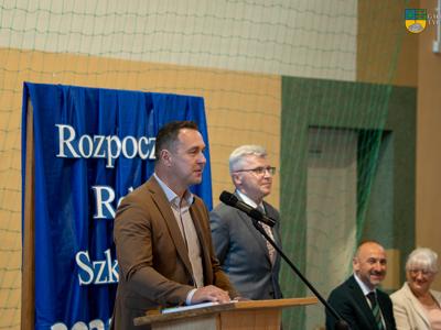 Rozpoczęcie roku szkolengo w Szkole Podstawowej w Tychowie na zdjęciu Burmistrz Tychowa Robert Falana podczas przemówienia.