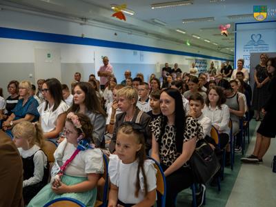 Rozpoczęcie roku szkolengo w Szkole Podstawowej w Dobrowie na zdjęciu rodzice i dzieci.