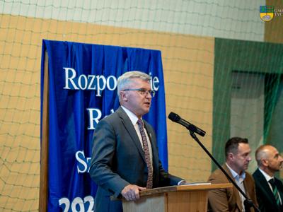 Rozpoczęcie roku szkolengo w Szkole Podstawowej w Tychowie na zdjęciu Dyrektor Szkoły Andrzej Kozłowski podczas przemówienia.