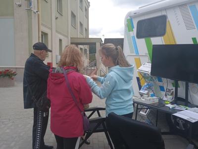 Mobilny Punkt Funduszy Europejskich - Konsultacje dla mieszkańców. Zdjęcie z mieszkańcami Gminy Tychowo. 
