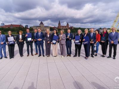 Zdjęcie grupowe, zwycięskich i wyróżnionych gmin w Konkursie Samorządowy Lider Współpracy z NGO.