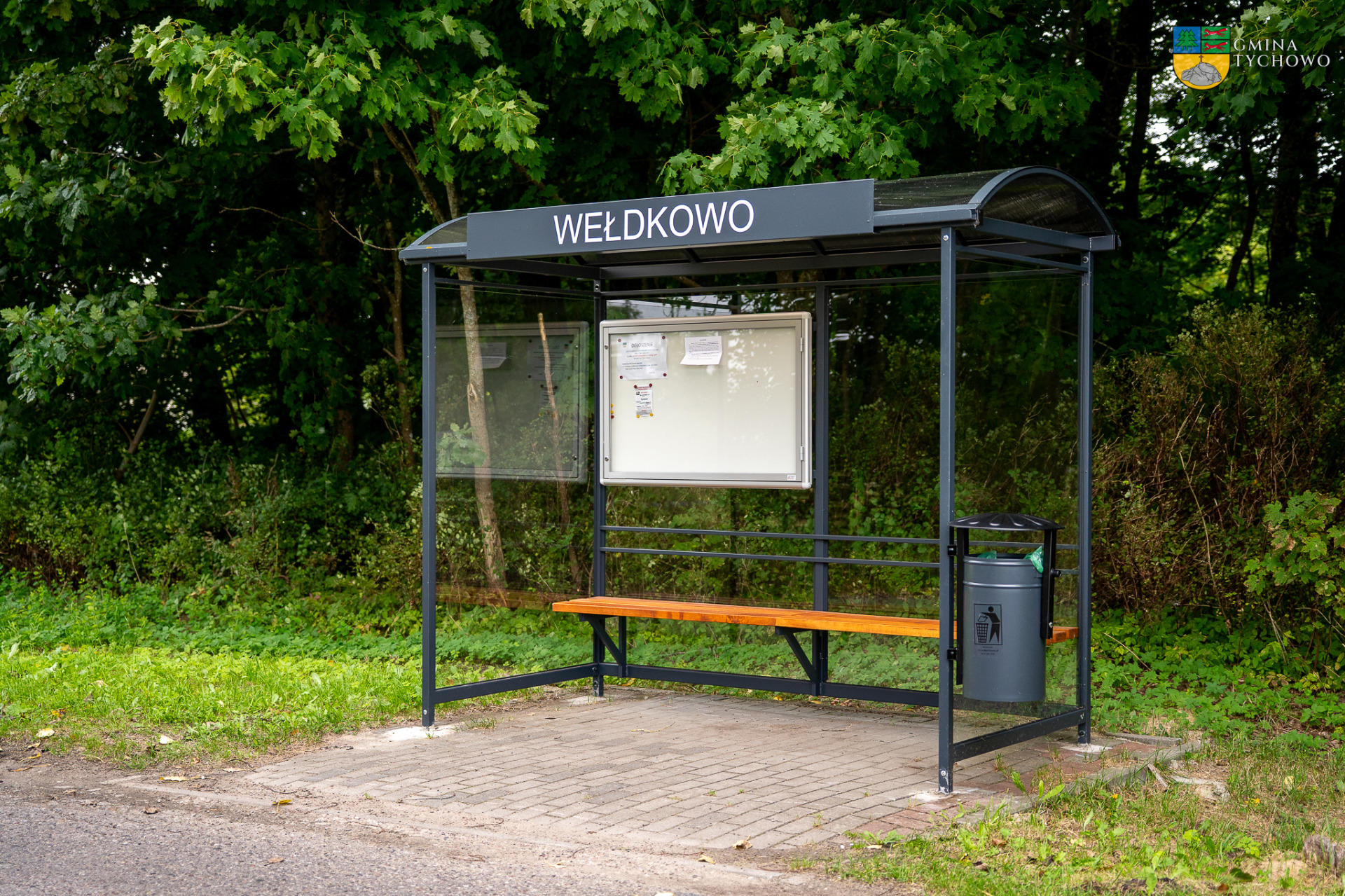 Nowa wiata przystankowa w miejscowości Wełdkowo.
