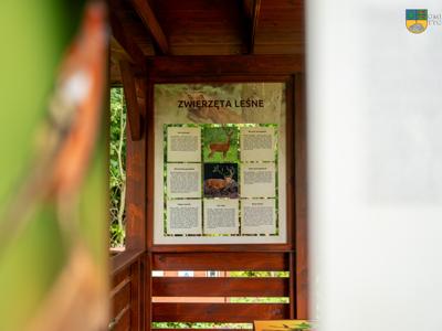 Zwierzęta leśnie tablica edukacyjna w  miejscowści Czarnkowo. 