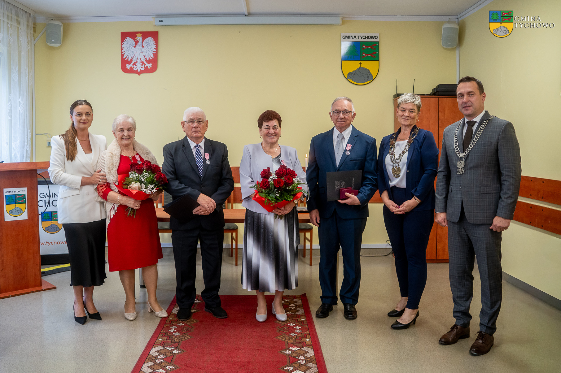 Na zdjęciu Jubilaci oraz Przewodnicząca Rady Miejskiej w Tychowie Alicja Zając, Burmistrz Tychowa Robert Falana i Kierownik USC Mariola Liksza.