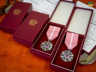 Na zdjęciu medale przyznane przez Prezydenta Rzeczypospolitej Polskiej za długoletnie pożycie małżeńskie.