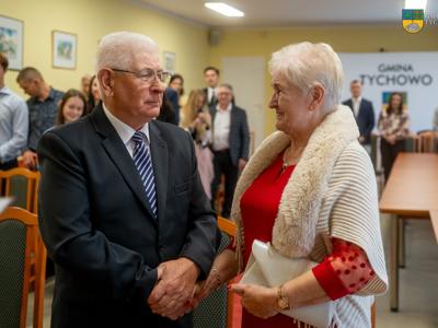Na zdjęciu Państwo Zygmunt i Zofia Tarrwaccy oraz Burmistrz Tychowa Robert Falana. 