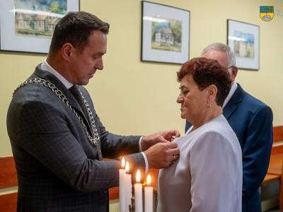 Na zdjęciu Burmistrz Tychowa Robert Falana oraz Pani Helena Brzozowska. 