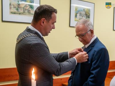 Na zdjęciu Burmistrz Tychowa Robert Falana oraz Pan Zygmunt Tarwacki. 