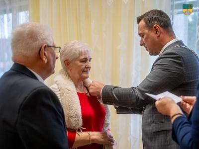 Na zdjęciu Państwo Zygmunt i Zofia Tarrwaccy oraz Burmistrz Tychowa Robert Falana. 