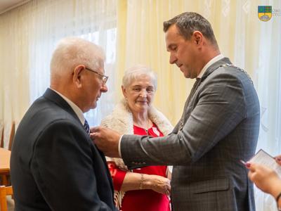 Na zdjęciu Burmistrz Tychowa Robert Falana oraz Pan Zbigniew Brzozowski.