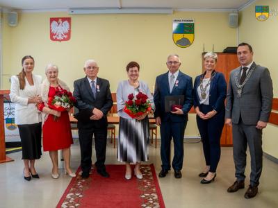 Na zdjęciu Jubilaci oraz Przewodnicząca Rady Miejskiej w Tychowie Alicja Zając, Burmistrz Tychowa Robert Falana i Kierownik USC Mariola Liksza.