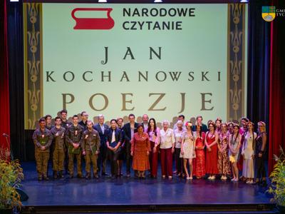 Narodowe czytanie - zdjęcie grupowe uczestników wydarzenia