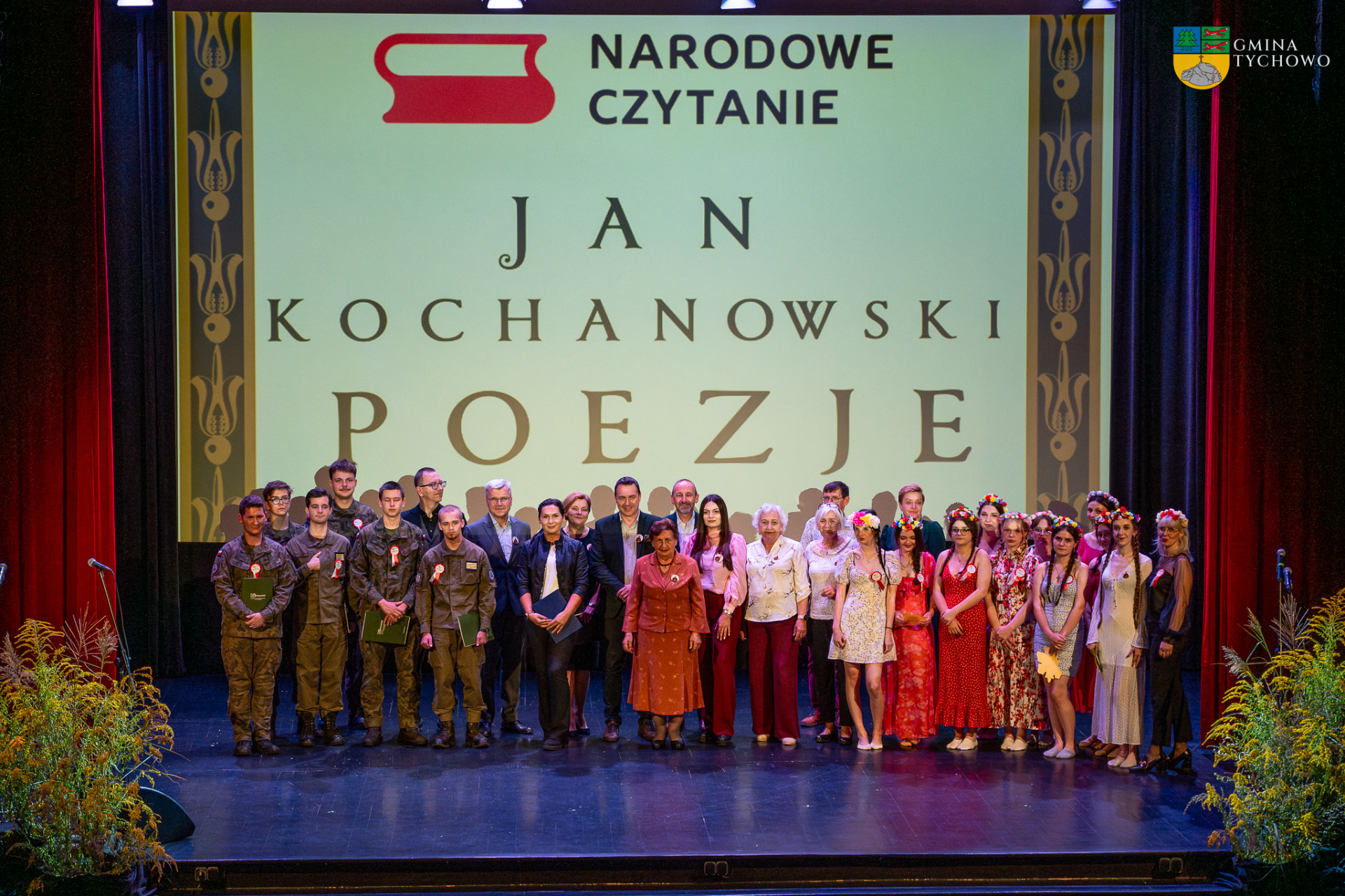 Narodowe czytanie - zdjęcie grupowe uczestników wydarzenia