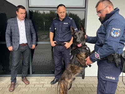Na zdjęciu Burmistrz Tychowa Robert Falana, Komendat KPP w Biaogtadzie mł.insp. Krzysztof Rosiak oraz  st. post. Jakub Czeszun z owczarkiem holenderskim - Bruno – nowym psem w białogardzkiej Policji. 