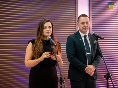 Biesiada Seniora 2025 w Tychowie - na zdjęciu Burnistrz Tychowa Robert Falana oraz Przewodnicząca Rady Miejskiej w Tychowe Alicja Zając