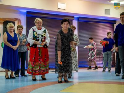 Biesiada Seniora 2025 w Tychowie - podczas gier i zabaw integracyjnych przygotowanych przez młodzieżową grupę z GOK-u