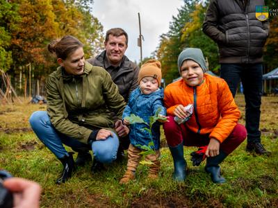 Na zdjęciu uczestnicy Czwartej edycji akcji „Posadź swoje drzewo” zorganizowanej przez Nadleśnictwo Tychowo i Nadleśniczego Tomasza Tomeckiego oraz Burmistrza Tychowa Roberta Falanę