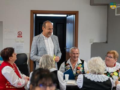 Na zdjęciu Zastępca Burmistrza Jacek Marcinkowski oraz Seniorzy podczas obchodów Dnia Seniora