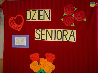 Dekoracja świetlicy podczas obchodów Dnia Seniora. 