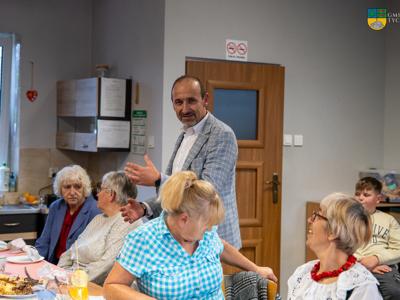 Na zdjęciu Zastępca Burmistrza Jacek Marcinkowski oraz Seniorzy podczas obchodów Dnia Seniora