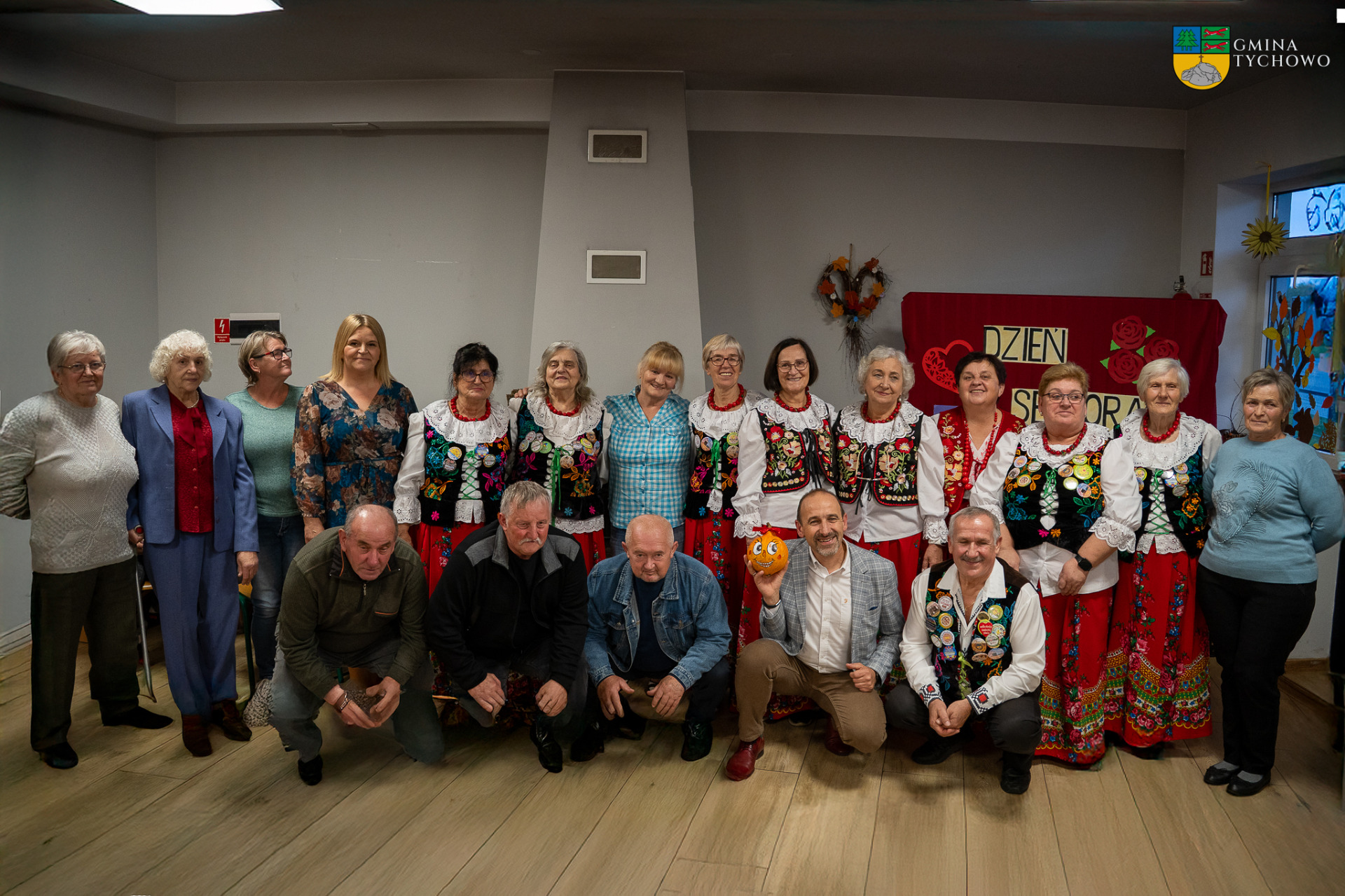 Zdjęcie grupowe podczas obchodów Dnia Seniora w Borzysławiu.