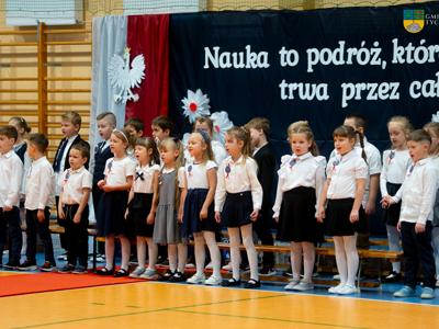  Uroczyste pasowanie pierwszoklasistów - na zdjęciu dzieci pasowane na ucznia Szkoły Podstawowej w Tychowie 