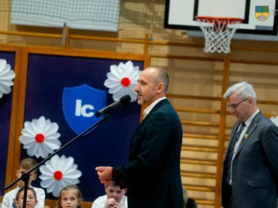  Uroczyste pasowanie pierwszoklasistów - na zdjęciu Zastępca Burmistrza Jacek Macinkowski oraz Dyrektor Szkołu Podstawowej w Tychowie Andrzej Kozłowski
