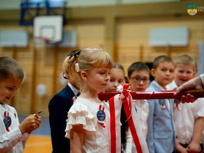  Uroczyste pasowanie pierwszoklasistów - na zdjęciu dzieci pasowane na ucznia Szkoły Podstawowej w Tychowie 