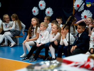  Uroczyste pasowanie pierwszoklasistów - na zdjęciu dzieci pasowane na ucznia Szkoły Podstawowej w Tychowie 