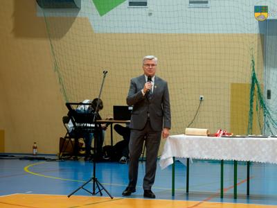  Uroczyste pasowanie pierwszoklasistów - na zdjęciu Dyrektor Szkoły Podstawowej w Tychowie Podczas przemówienia