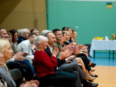  Uroczyste pasowanie pierwszoklasistów - na zdjęciu zaproszeni goście, dyrekcja szkoy oraz  rodzice.