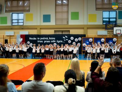  Uroczyste pasowanie pierwszoklasistów - na zdjęciu dzieci pasowane na ucznia Szkoły Podstawowej w Tychowie 