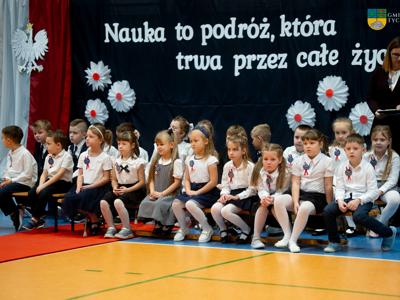  Uroczyste pasowanie pierwszoklasistów - na zdjęciu dzieci pasowane na ucznia Szkoły Podstawowej w Tychowie 