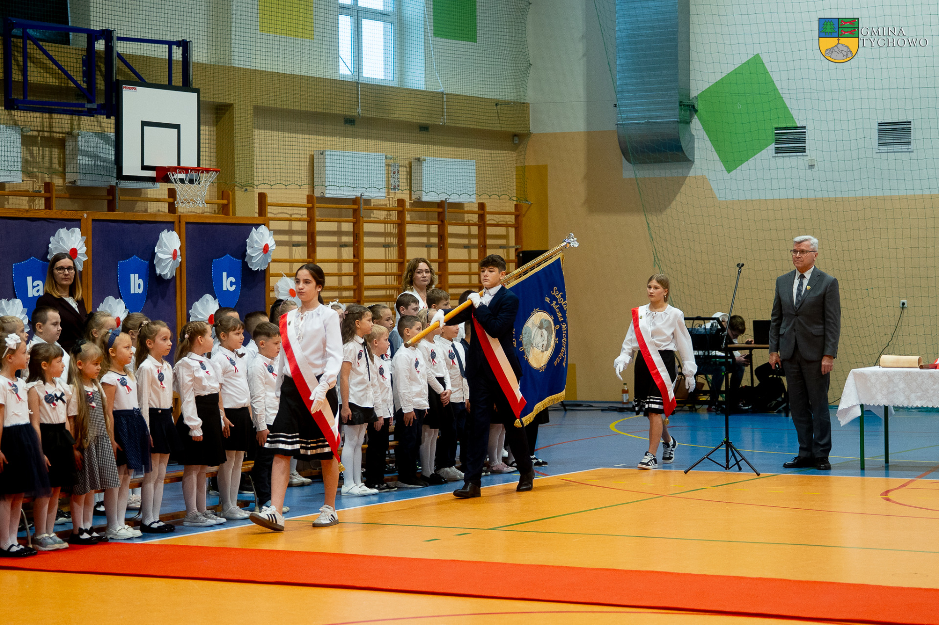  Uroczyste pasowanie pierwszoklasistów - na zdjęciu wprowadzenie Sztandaru Szkoły Podstawowej w Tychowie.