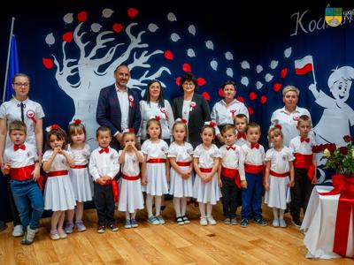 Wspólne zdjęcie przedszkolaków, wychowawców  i zaproszonych gości.