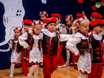 Na zdjęciu dzieci z Gminnego Przedszkola Dębowa Chatka w Tychowie podacz występu z okazji Narodowego Święta Niepodległości.