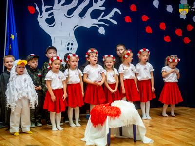 Na zdjęciu dzieci z Gminnego Przedszkola Dębowa Chatka w Tychowie podacz występu z okazji Narodowego Święta Niepodległości.