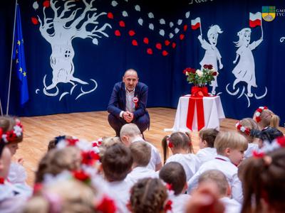 Na zdjęciu Zastępca Burmistrza Jacek Macinkowski podczas przemówienia. 