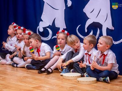 Na zdjęciu dzieci z Gminnego Przedszkola Dębowa Chatka w Tychowie podacz występu z okazji Narodowego Święta Niepodległości.