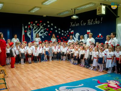 Na zdjęciu dzieci z Gminnego Przedszkola Dębowa Chatka w Tychowie podacz występu z okazji Narodowego Święta Niepodległości.