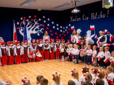 Na zdjęciu dzieci z Gminnego Przedszkola Dębowa Chatka w Tychowie podacz występu z okazji Narodowego Święta Niepodległości.