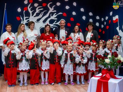 Wspólne zdjęcie przedszkolaków, wychowawców i zaproszonych gości.