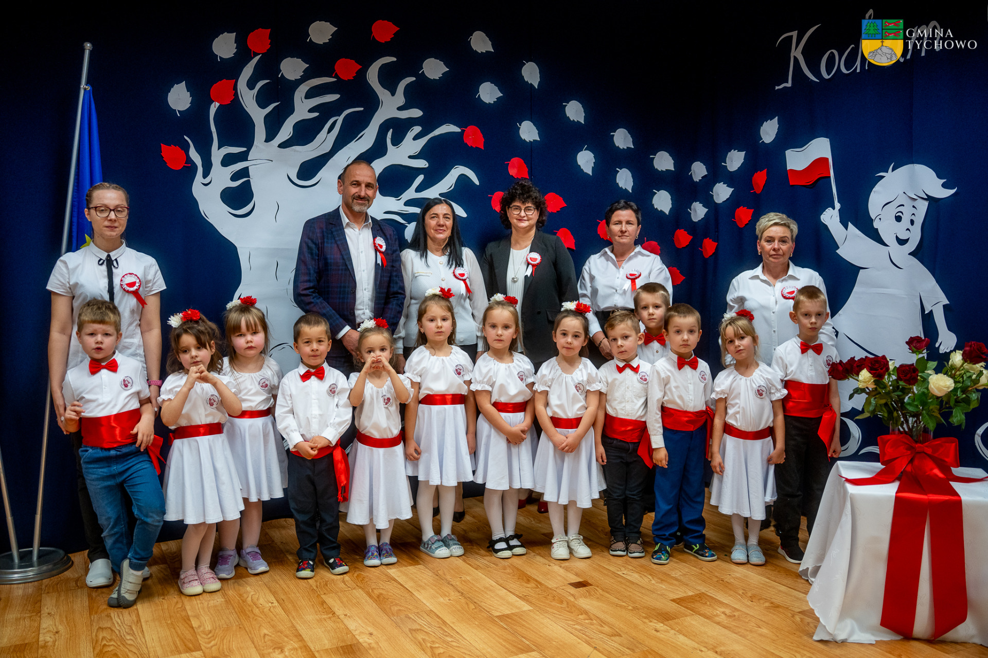 Wspólne zdjęcie przedszkolaków, wychowawców  i zaproszonych gości.