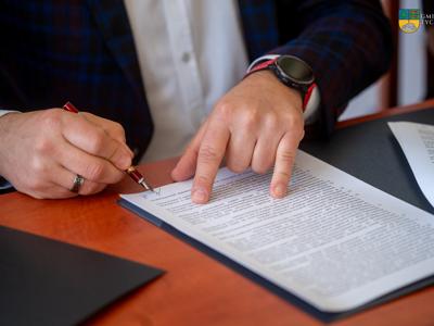 Na zdjęciu dokonuje się podpisania umowy na realizację zadania pn. „Termomodernizacja i remont części budynku Urzędu Miejskiego i Ochotniczej Straży Pożarnej w Tychowie”. 