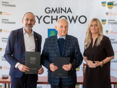 Na zdjęciu Zastępca Burmistrza Jacek Macinkowski, Wykonawca Kazimierz Heidner oraz Skarbnik Gminy Beata Sempołowicz podczas podpisania umowy.